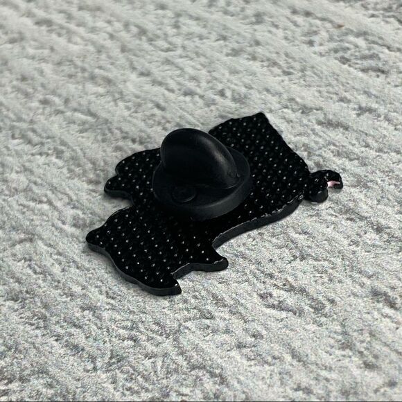Pig in Yellow Boots Enamel Pin/ Brooch Lapel - Picture 5 of 6